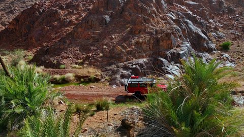 المناطق الطبيعية الصحراوية في المملكة العربية السعودية، التجول الصحراء العربية الواسعة، تصوير درون جوي لسيارة الدفع الرباعي جيب القديمة وسط الوحل