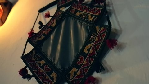 بيت حجري في مدينة عسير، الجدران القديمة من الطين، المباني الطينية الاثرية، الفن الهندسي المعماري على الطراز القديم،   المعالم التاريخية المشهورة، الأماكن السياحية في المملكة العربية السعودية .