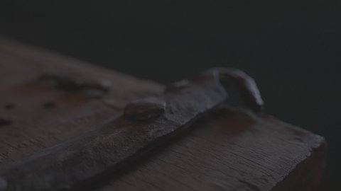 بيت حجري في مدينة عسير، الجدران القديمة من الطين، المباني الطينية الاثرية، الفن الهندسي المعماري على الطراز القديم،   المعالم التاريخية المشهورة، الأماكن السياحية في المملكة العربية السعودية .