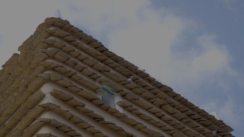 بيت حجري في مدينة عسير، الجدران القديمة من الطين، المباني الطينية الاثرية، الفن الهندسي المعماري على الطراز القديم،   المعالم التاريخية المشهورة، الأماكن السياحية في المملكة العربية السعودية .