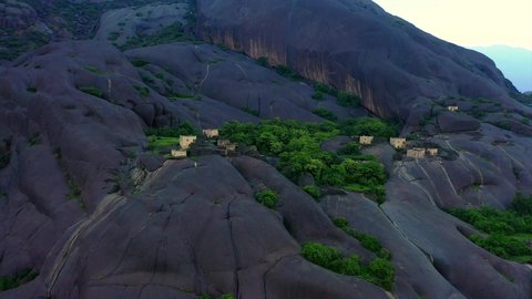 معالم سياحيه اثرية تاريخية قديمة مشهوره في المملكه العربيه السعوديه, تصوير درون جوي للجبال الصخرية الملساء في قرية غية في محافظة المجارده في منطقة عسير، خلفية الطبيعه