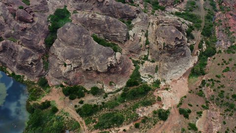 المعالم الطبيعية السياحية في المملكة العربية السعودية، التكوينات والتشكيلات الصخرية، التلال والمرتفعات الجبلية في المملكة العربية السعودية، اماكن جذب واستقطاب السياح من انحاء العالم، تصوير درون لشلالات جبال الحبلة في منطقة عسير