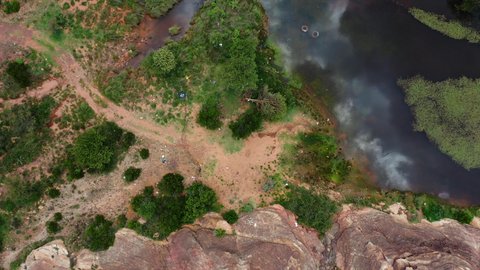 المعالم الطبيعية السياحية في المملكة العربية السعودية، التكوينات والتشكيلات الصخرية، التلال والمرتفعات الجبلية في المملكة العربية السعودية، اماكن جذب واستقطاب السياح من انحاء العالم، تصوير درون لشلالات جبال الحبلة في منطقة عسير