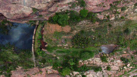 المعالم الطبيعية السياحية في المملكة العربية السعودية، التكوينات والتشكيلات الصخرية، التلال والمرتفعات الجبلية في المملكة العربية السعودية، اماكن جذب واستقطاب السياح من انحاء العالم، تصوير درون لشلالات جبال الحبلة في منطقة عسير