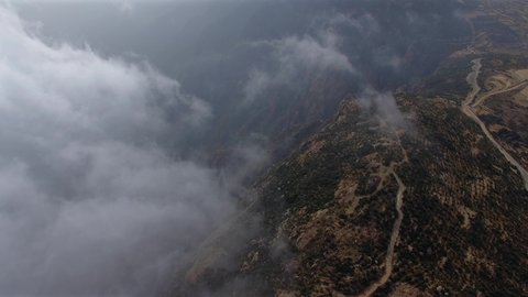 الأجواء الضبابية الغائمة في المناطق المرتفعة, معالم سياحية طبيعية مشهورة, التضاريس في القمم والمرتفعات الجبلية, تصوير درون جوي لجبال تنومة في المملكة العربية السعودية 