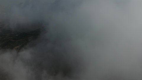 الأجواء الضبابية الغائمة في المناطق المرتفعة, معالم سياحية طبيعية مشهورة, التضاريس في القمم والمرتفعات الجبلية, تصوير درون جوي لجبال تنومة في المملكة العربية السعودية 