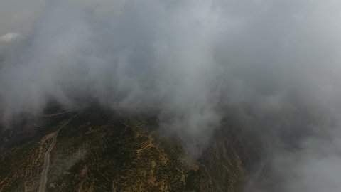 الأجواء الضبابية الغائمة في المناطق المرتفعة, معالم سياحية طبيعية مشهورة, التضاريس في القمم والمرتفعات الجبلية, تصوير درون جوي لجبال تنومة في المملكة العربية السعودية 