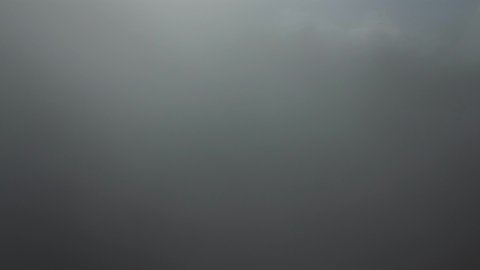 الأجواء الضبابية الغائمة في المناطق المرتفعة, معالم سياحية طبيعية مشهورة, التضاريس في القمم والمرتفعات الجبلية, تصوير درون جوي لجبال تنومة في المملكة العربية السعودية 