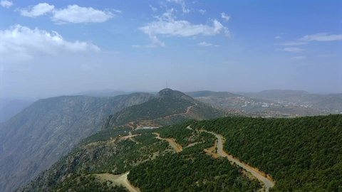  المدرجات الزراعية والنباتات الخضراء على السلاسل و المرتفعات الجبلية، محافظة بلسمر في في منطقة عسير، منظر طبيعي متميز، التشكيل و التكوين الصخري في المملكة العربية السعودية