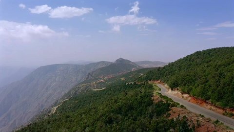  المدرجات الزراعية والنباتات الخضراء على السلاسل و المرتفعات الجبلية، محافظة بلسمر في في منطقة عسير، منظر طبيعي متميز، التشكيل و التكوين الصخري في المملكة العربية السعودية