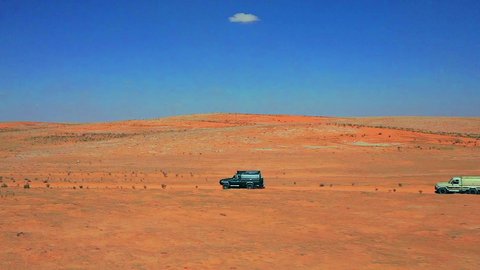  التجول في الصحراء العربية الواسعة، تصوير درون جوي لسيارة الدفع الرباعي جيب القديمة وسط الرمال والبر، المناطق الطبيعية الصحراوية في المملكة العربية السعودية