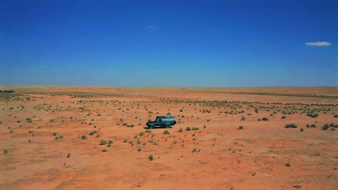  التجول في الصحراء العربية الواسعة، تصوير درون جوي لسيارة الدفع الرباعي جيب القديمة وسط الرمال والبر، المناطق الطبيعية الصحراوية في المملكة العربية السعودية