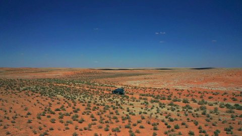  التجول في الصحراء العربية الواسعة، تصوير درون جوي لسيارة الدفع الرباعي جيب القديمة وسط الرمال والبر، المناطق الطبيعية الصحراوية في المملكة العربية السعودية