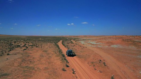  التجول في الصحراء العربية الواسعة، تصوير درون جوي لسيارة الدفع الرباعي جيب القديمة وسط الرمال والبر، المناطق الطبيعية الصحراوية في المملكة العربية السعودية