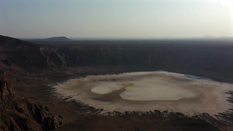 التكوينات والتشكيلات الصخرية في المناطق الطبيعيه، تصوير درون جوي للحمم البركانية على المنحدرات الجبلية، فوهة بركان الوعبة (مقلع طمية) في مدينة الطائف في المملكة العربية السعودية، معالم واماكن سياحية مشهورة