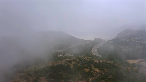 الأجواء الضبابية الغائمة في المناطق المرتفعة, معالم سياحية طبيعية مشهورة, التضاريس في القمم والمرتفعات الجبلية, تصوير درون جوي لشعف الوليد في النماص في المملكة العربية السعودية 