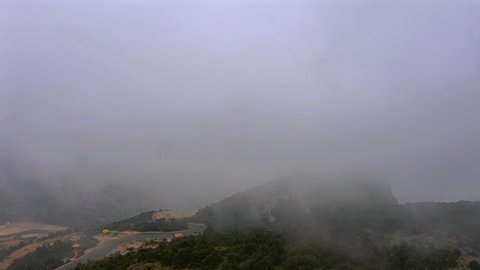 الأجواء الضبابية الغائمة في المناطق المرتفعة, معالم سياحية طبيعية مشهورة, التضاريس في القمم والمرتفعات الجبلية, تصوير درون جوي لشعف الوليد في النماص في المملكة العربية السعودية 