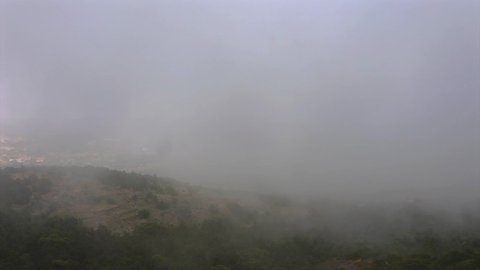 الأجواء الضبابية الغائمة في المناطق المرتفعة, معالم سياحية طبيعية مشهورة, التضاريس في القمم والمرتفعات الجبلية, تصوير درون جوي لشعف الوليد في النماص في المملكة العربية السعودية 