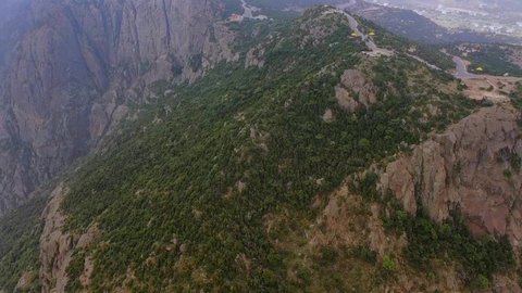 الأجواء الضبابية الغائمة في المناطق المرتفعة, معالم سياحية طبيعية مشهورة, التضاريس في القمم والمرتفعات الجبلية, تصوير درون جوي لشعف الوليد في النماص في المملكة العربية السعودية 