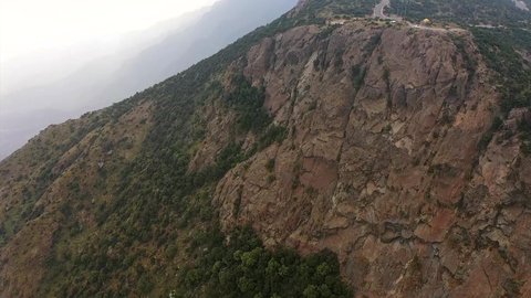 الأجواء الضبابية الغائمة في المناطق المرتفعة, معالم سياحية طبيعية مشهورة, التضاريس في القمم والمرتفعات الجبلية, تصوير درون جوي لشعف الوليد في النماص في المملكة العربية السعودية 