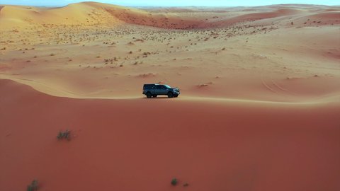 مغامرة سفاري شيقة على الكثبان والتلال الرملية، نشاط ترفيهي ممتع، رحلات سفاري في صحاري المملكة العربية السعودية، قضاء رحلة مميزة في البيئة الصحراوية، قيادة سيارة جيب ( التطعيس ) وسط الصحراء