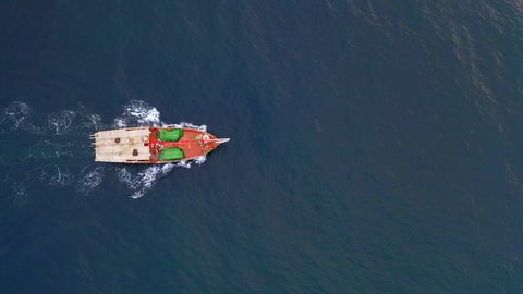 مهنة اصطياد السمك، تصوير درون علوي عامودي لقارب صيد خشبي قديم في وسط البحر الاحمر، البيئة و الطبيعه البحرية و الثروة السمكية، منتجات وثروات محلية وطنية سعودية.