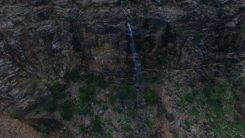 الشلالات المائية على السفوح والمنحدرات الجبلية، التشجير والنباتات الخضراء، المدرجات الزراعيه في وادي كحلا في منطقة الربوعة في عسير، معالم وأماكن سياحية مشهورة, المناظر الطبيعية المتميزة في المملكة العربية السعودية