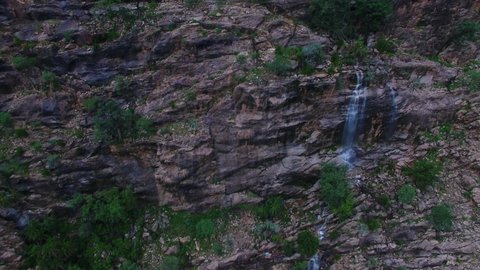 الشلالات المائية على السفوح والمنحدرات الجبلية، التشجير والنباتات الخضراء، المدرجات الزراعيه في وادي كحلا في منطقة الربوعة في عسير، معالم وأماكن سياحية مشهورة, المناظر الطبيعية المتميزة في المملكة العربية السعودية