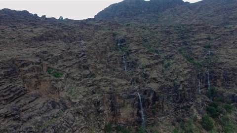 الشلالات المائية على السفوح والمنحدرات الجبلية، التشجير والنباتات الخضراء، المدرجات الزراعيه في وادي كحلا في منطقة الربوعة في عسير، معالم وأماكن سياحية مشهورة, المناظر الطبيعية المتميزة في المملكة العربية السعودية