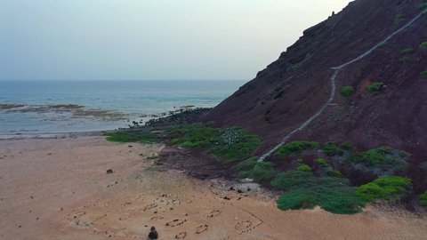  اماكن سياحية في المملكة العربية السعودية، تصوير درون جوي لجزيرة جبل كدمبل في عسير، أمواج البحر الهادئة على سواحل البحر الأحمر، القمم والمرتفعات الجبلية في النهار