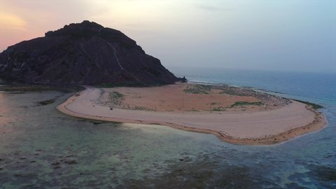  اماكن سياحية في المملكة العربية السعودية، تصوير درون جوي لجزيرة جبل كدمبل في عسير، أمواج البحر الهادئة على سواحل البحر الأحمر، القمم والمرتفعات الجبلية في النهار
