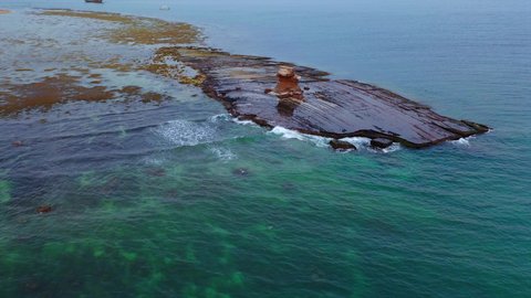  اماكن سياحية في المملكة العربية السعودية، تصوير درون جوي لجزيرة جبل كدمبل في عسير، أمواج البحر الهادئة على سواحل البحر الأحمر، القمم والمرتفعات الجبلية في النهار