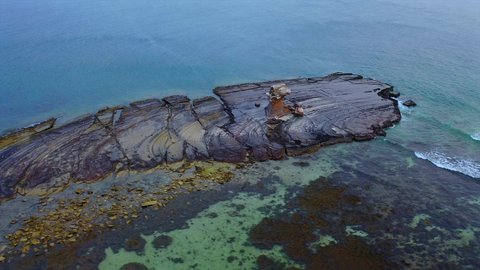  اماكن سياحية في المملكة العربية السعودية، تصوير درون جوي لجزيرة جبل كدمبل في عسير، أمواج البحر الهادئة على سواحل البحر الأحمر، القمم والمرتفعات الجبلية في النهار