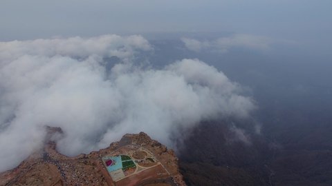  الاجواء الضبابية في اماكن جذب واستقطاب السياح، تصوير درون لمنتزه الحبلة السياحي في منطقة عسير، التلال والمرتفعات الجبلية في السعودية، التكوينات والتشكيلات الصخرية، المعالم الطبيعية السياحية في المملكة