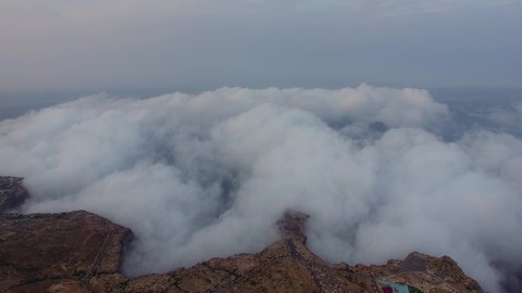  الاجواء الضبابية في اماكن جذب واستقطاب السياح، تصوير درون لمنتزه الحبلة السياحي في منطقة عسير، التلال والمرتفعات الجبلية في السعودية، التكوينات والتشكيلات الصخرية، المعالم الطبيعية السياحية في المملكة