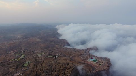  الاجواء الضبابية في اماكن جذب واستقطاب السياح، تصوير درون لمنتزه الحبلة السياحي في منطقة عسير، التلال والمرتفعات الجبلية في السعودية، التكوينات والتشكيلات الصخرية، المعالم الطبيعية السياحية في المملكة
