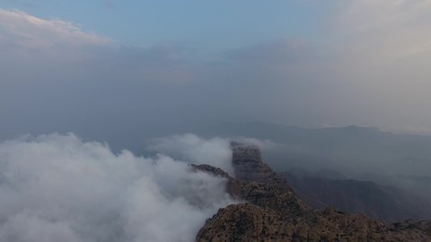  الاجواء الضبابية في اماكن جذب واستقطاب السياح، تصوير درون لمنتزه الحبلة السياحي في منطقة عسير، التلال والمرتفعات الجبلية في السعودية، التكوينات والتشكيلات الصخرية، المعالم الطبيعية السياحية في المملكة