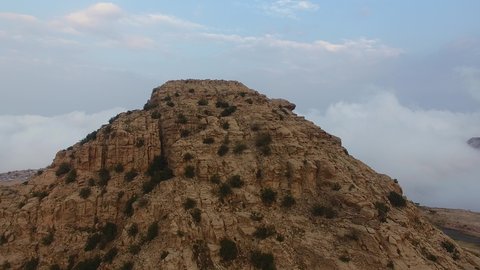  الاجواء الضبابية في اماكن جذب واستقطاب السياح، تصوير درون لمنتزه الحبلة السياحي في منطقة عسير، التلال والمرتفعات الجبلية في السعودية، التكوينات والتشكيلات الصخرية، المعالم الطبيعية السياحية في المملكة