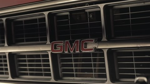 وسائل التنقل والمواصلات الشخصية، تصوير مقرب لسيارة بيك اب جي ام سي حمراء اللون، سيارة كبيرة من الطراز القديم 