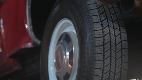 وسائل التنقل والمواصلات الشخصية، تصوير مقرب لسيارة بيك اب جي ام سي حمراء اللون، سيارة كبيرة من الطراز القديم 