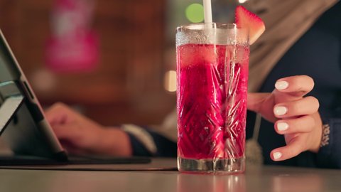 مطاعم وكافيهات في الامارات العربية المتحدة، سيدة سعودية تقوم بقضاء وقت الفراغ باحتساء المشروب المفضل، تصوير مقرب ليد  امراة عربية خليجيه اماراتية تمسك بيدها كوب من العصير و تقوم بتصفح التابلت