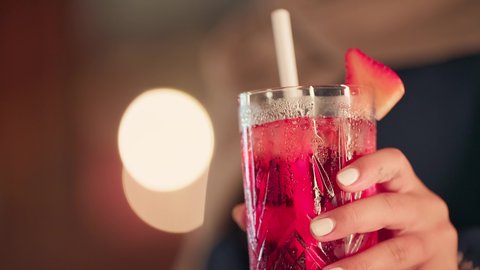 مطاعم وكافيهات في الامارات العربية المتحدة، قضاء وقت الفراغ باحتساء المشروب المفضل, تناول المشروبات المنعشة، تصوير مقرب  ليد امراة عربية خليجيه اماراتية تمسك بيدها كوب من العصير