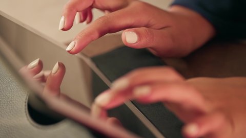 تصفح مواقع التواصل الإجتماعي عبر الإنترنت، التطور التقني والتكنولوجي في مجالات العمل عن بعد، الكتابة والنقر على الجهاز اللوحي، تصوير مقرب ليد شابة عربية خليجية اماراتية تستخدم التابلت