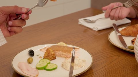 الاستمتاع بأجواء المطاعم في الإمارات، تصوير مقرب ليد رجل عربي خليجي اماراتي يقوم بتناول الافطار فى المطعم ، قضاء وقت ممتع فى الخارج