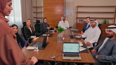 التعاون بين الزملاء لتحقيق أهداف الشركة, التفاني والاحترافية في الانجاز، شرح العمليات والصفقات التجارية، نقاشات خاصة بالعمل, استخدام الحاسوب المحمول، اجتماع عمل مع موظفين عرب خليجيين اماراتيين مع رجال أعمال أجانب في غرفة الاجتماعات، ضمان فهم واضح للأعمال