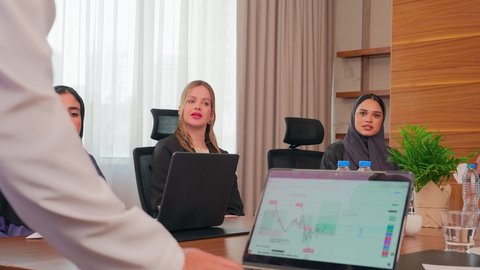 التعاون بين الزملاء لتحقيق أهداف الشركة, التفاني والاحترافية في الانجاز، شرح العمليات والصفقات التجارية، نقاشات خاصة بالعمل, استخدام الحاسوب المحمول، اجتماع عمل مع موظفين عرب خليجيين اماراتيين مع رجال أعمال أجانب في غرفة الاجتماعات، ضمان فهم واضح للأعمال