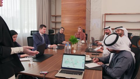 المناقشة وتبادل الافكار، عرض المخططات والمشاريع التجارية، اجتماع عمل بين موظفين عرب خليجيين اماراتيين مع رجال أعمال أجانب في غرفة الاجتماعات، بيئة العمل المريحة في الشركات الاماراتية, استخدام الأجهزة التقنية الحديثة في المكاتب، إنجاز المهام العملية عبر جهاز الحاسوب