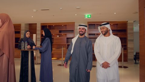 استقبال الوفود الاجنبية، عقد صفقات عمل جديدة، الاتفاق على المشاريع التجارية، اجتماع فريق عمل عرب خليجيين اماراتيين مع وفد اجنبي في قاعة مؤتمرات فخمة، المناقشة وتبادل الافكار بين رجال الأعمال، معرض أعمال في الامارات العربية المتحدة مع المندوبين