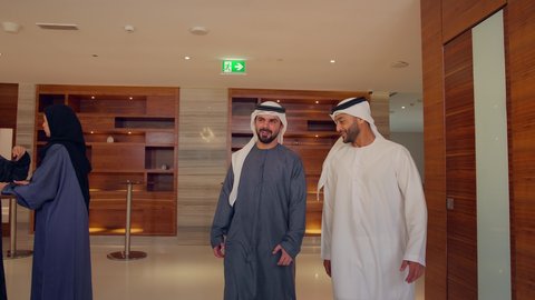 Signing new business deals, agreeing on commercial projects, a meeting of a team of Arab Gulf Emiratis with a foreign delegation in a luxurious conference hall, discussion and exchange of ideas among businessmen, a business exhibition in the United Arab Emirates with representatives.