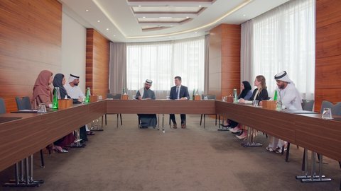 المناقشة وتبادل الافكار بين رجال الأعمال، إلقاء الخطابات في صالات المؤتمرات، اجتماع فريق عمل عرب خليجيين اماراتيين مع وفد اجنبي في قاعة مؤتمرات فخمة، معرض أعمال في الامارات العربية المتحدة مع المندوبين، عقد صفقات عمل جديدة